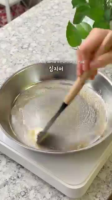 중불로 달군 팬에 버터를 녹이고 새우를 넣어 소금, 후추를 뿌려 볶… — 초간단 아웃백 투움바 파스타 만들기