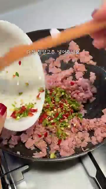 볶은 스팸에 다진 청양고추와 간장 1큰술, 알룰로스 1큰술, 굴소스… — 한 줄로 절대 안 끝나는 초간단 스팸땡초김밥