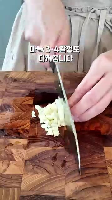 두부 한 모를 먹기 좋은 크기로 잘라 전분가루를 골고루 묻혀줍니다. — 두부구이에 매콤숙주볶음 올려봤더니…🌶️ 밥 한 공기 순삭했어요!