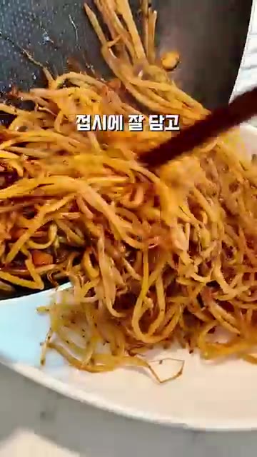 완성된 숙주볶음을 접시에 담고 구운 두부를 올립니다. — 두부구이에 매콤숙주볶음 올려봤더니…🌶️ 밥 한 공기 순삭했어요!