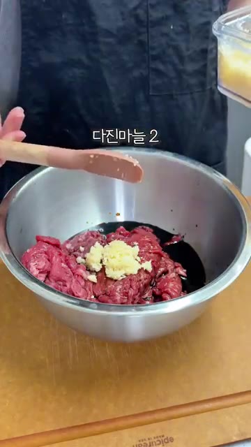 전골 팬에 불린 당면을 깔고 재워둔 소고기와 채 썬 양파를 올립니다. — 당면 가득 넣은 국물 자작한 소불고기 레시피