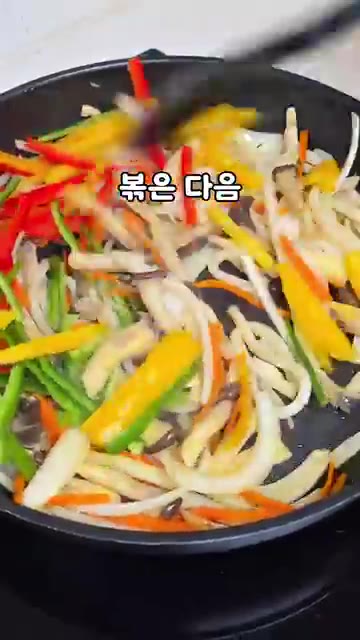 기름을 두른 팬에 당근 1/2개, 느타리버섯 100g, 양파 1/2… — 급식대가 잡채, 진짜 간단해! 🥢