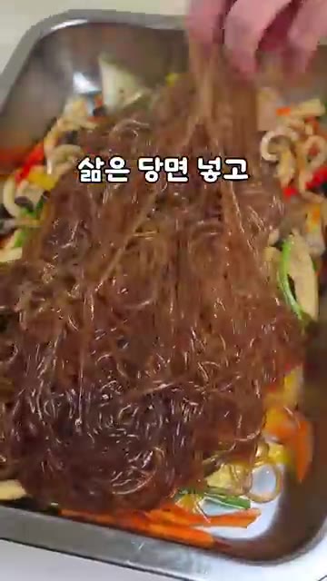 볶은 채소에 설탕 1큰술, 간장 1큰술, 미림 1큰술, 맛소금 한… — 급식대가 잡채, 진짜 간단해! 🥢
