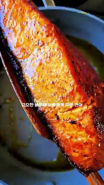 팬에 다진 양파와 다진 마늘을 볶다가 버터, 치킨스톡, 생크림을 넣… — 고소하고 부드러운 연어구이 크림파스타 만들기