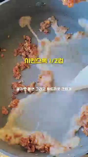 만든 소스에 시금치, 삶은 파스타면, 면수 3T를 넣고 잘 섞어가며… — 고소하고 부드러운 연어구이 크림파스타 만들기