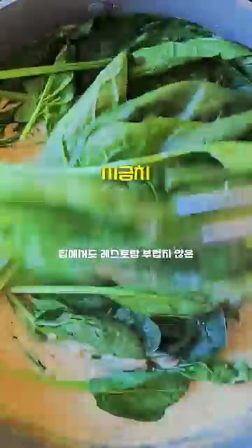 구운 연어를 먹기 좋은 크기로 나누어 파스타 위에 얹고 뚜껑을 덮어… — 고소하고 부드러운 연어구이 크림파스타 만들기