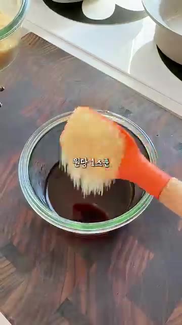 팬에 물디홈 한우 떡갈비 1개를 넣고 잘게 풀어 익힌다. 밀가루가… — 서로 먹겠다고 싸움난 궁중떡볶이 레시피