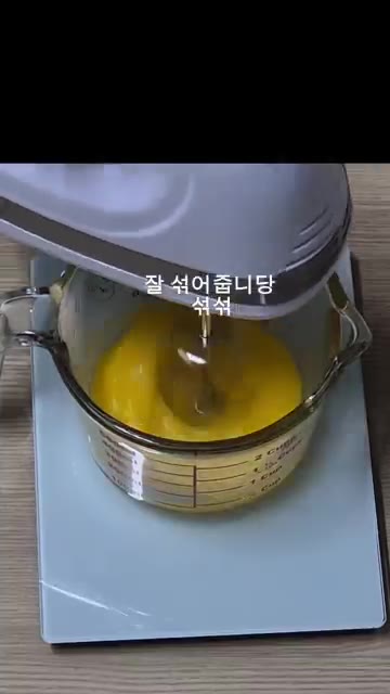 계란 2개와 알룰로스 70g을 넣고 잘 섞어줍니다. — 밀가루 없는 초코 머핀 (실패편)