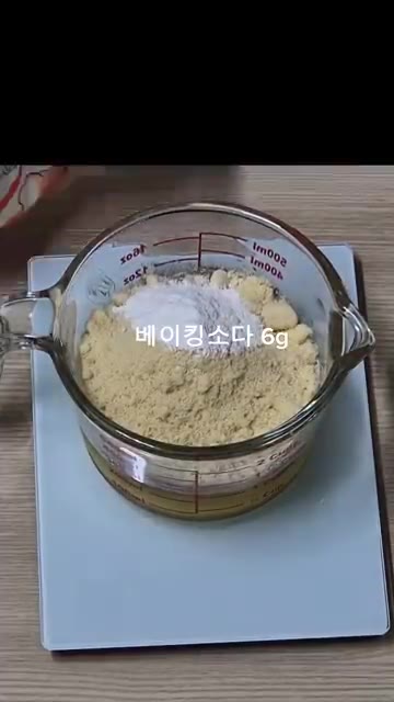 모든 재료를 힘차게 섞어 반죽을 만듭니다. — 밀가루 없는 초코 머핀 (실패편)