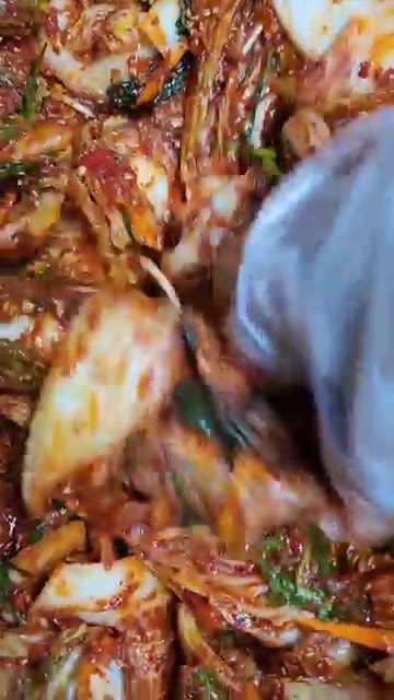 절인 배추에 숙성된 양념을 넣고 버무립니다. 양념이 배추에 골고루… — 가을배추겉절이# 감칠맛 폭발김치 도망간 입맛 돌아오게하는 맛#엄마표