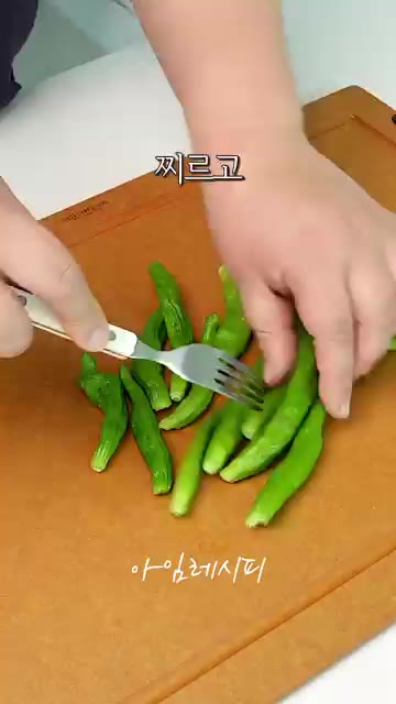애호박은 도톰하게 어슷썰고, 양파는 웨지 모양으로 썰어 준비합니다. — 채소 그냥 볶지마세요! 부드러운 채소구이절임