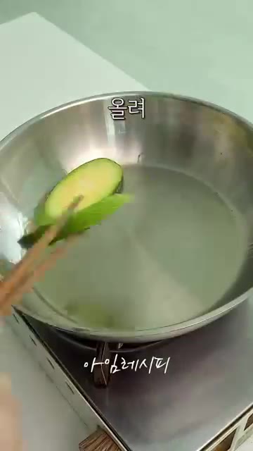 팬에 올리브유를 두르고 애호박을 올려 중간 불에서 노릇하게 익혀줍니다. — 채소 그냥 볶지마세요! 부드러운 채소구이절임