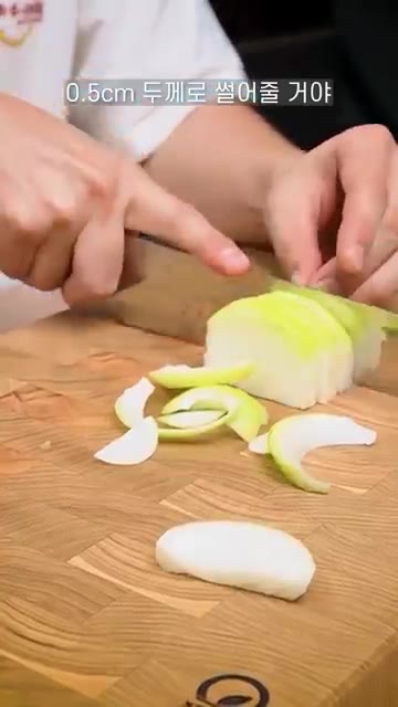 양파 반 개를 0.5cm 두께로 썰어주고, 마늘은 좋아하는 만큼 준… — 콜라 삼겹살 덮밥 만드는 법