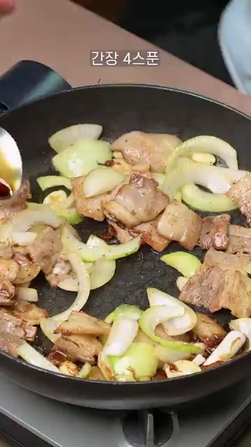 간장 4큰술, 콜라 6큰술을 넣어줄 거야. — 콜라 삼겹살 덮밥 만드는 법