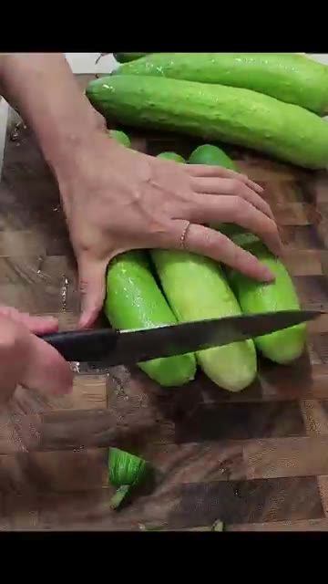 오이를 깨끗하게 씻어 끝부분을 잘라낸다. — 요즘 제가 푹 빠진 반찬 오이 탕탕이 레시피