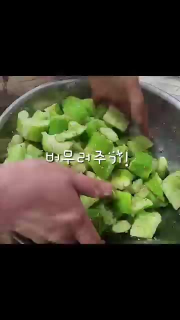 모든 양념이 잘 섞이도록 버무려 준다. — 요즘 제가 푹 빠진 반찬 오이 탕탕이 레시피