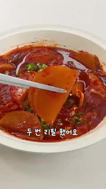 무를 살짝 도톰하게 썰어 냄비에 깔고 물 1L, 간장 8T, 설탕… — 무 하나로 진짜 말 안 되게 맛있는 무조림 레시피