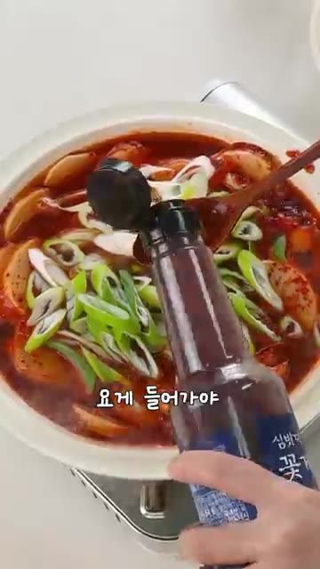 청양고추 2개를 썰어 넣고, 마지막으로 불을 끈 뒤 들기름 1T를… — 무 하나로 진짜 말 안 되게 맛있는 무조림 레시피