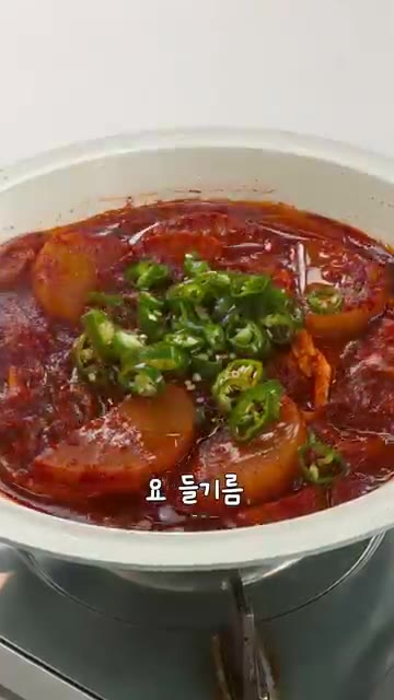 잘 졸여진 무조림을 밥 위에 올려 국물과 함께 비벼 먹으면 정말 맛… — 무 하나로 진짜 말 안 되게 맛있는 무조림 레시피