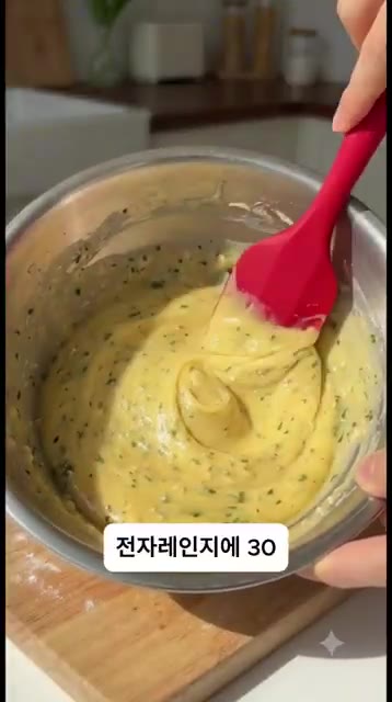 전자레인지에 30초씩 끊어서 돌리며 유화시켜 부드러운 소스를 만듭니다. — 사 먹는 것보다 무조건 맛있는 연유 마늘빵의 비밀! 겉바속촉 레전드 레시피