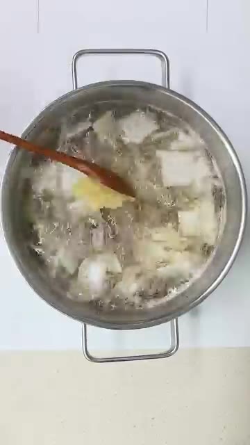 소고기는 끓는 물에 넣어 겉면만 익도록 데친 후 찬물에 헹궈 불순물… — 맑은 소고기 무국 레시피 볶지 않고 맛있게 끓이는 법