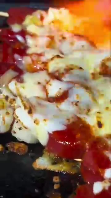 토치로 치즈를 녹여가며 구워준다. — 소떡 소떡 치즈 올려보세요
