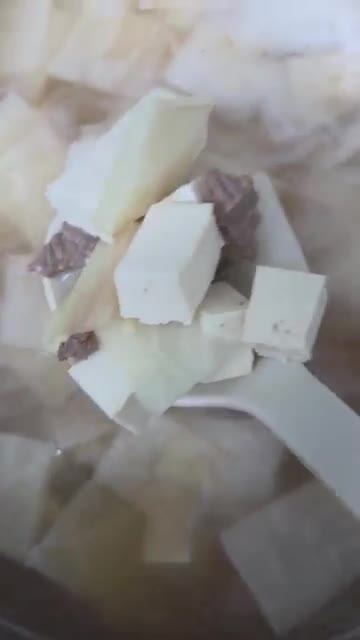 마지막으로 두부를 넣고 소금으로 간을 맞춰줍니다. — 간단 국요리 소고기무국