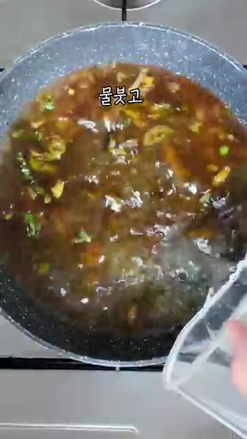 물을 붓고 국간장 1큰술을 넣어 간을 맞춘다. — 얼큰한 국물에 순두부 듬뿍! 순두부 계란국수