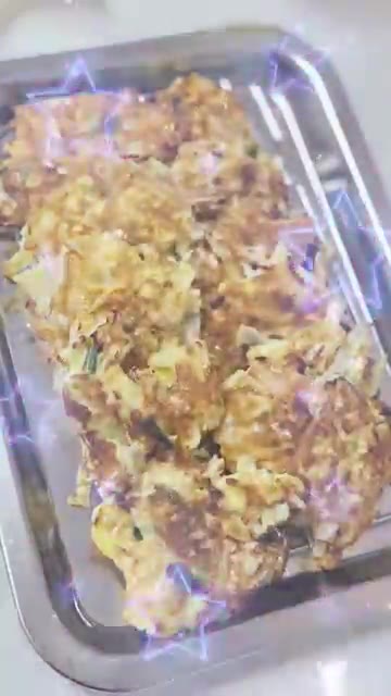 앞뒤로 노릇하게 부쳐낸다. — 양배추전 만들기