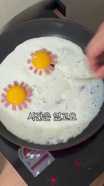 팬에 햄을 꽃 모양으로 배치하고 가운데에 계란 노른자를 올린다. 다… — 기분 안 좋아 보이는 와이프를 위한 꽃 모양 계란 요리
