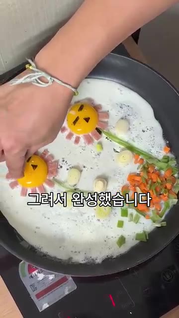 팬 뚜껑을 덮어 계란을 익힌다. 완성된 꽃 모양 계란을 보며 웃음이… — 기분 안 좋아 보이는 와이프를 위한 꽃 모양 계란 요리