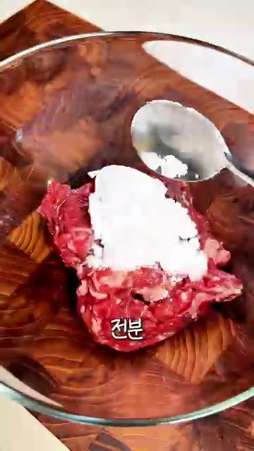 불고기에 감자전분과 물을 넣고 버무린 뒤 계란 2개를 풀어 준비합니다. — 불고기 육전 만들기 | 파채 듬뿍 곁들여 먹는 초간단 소고기전
