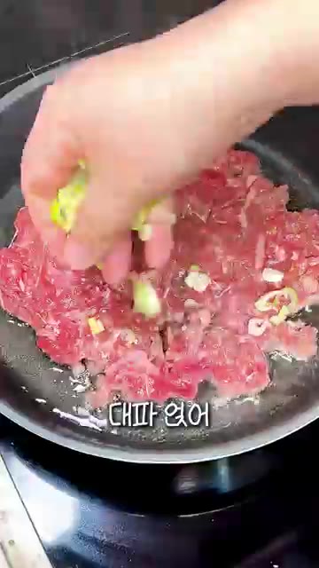 기름을 두른 팬에 불고기를 얇게 펼쳐 올리고 대파를 약간 얹어줍니다… — 불고기 육전 만들기 | 파채 듬뿍 곁들여 먹는 초간단 소고기전