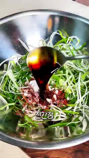 채 썬 대파에 고춧가루, 진간장, 식초, 설탕, 참기름, 깨소금을… — 불고기 육전 만들기 | 파채 듬뿍 곁들여 먹는 초간단 소고기전