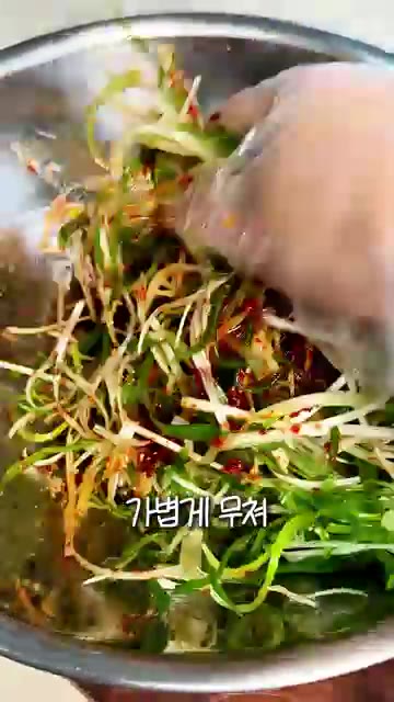 접시에 불고기전을 담고 파채무침을 듬뿍 올려 곁들여 냅니다. — 불고기 육전 만들기 | 파채 듬뿍 곁들여 먹는 초간단 소고기전