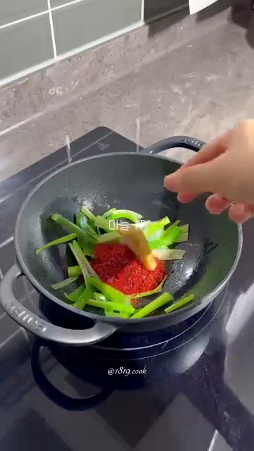 대파가 살짝 익으면 고춧가루, 다진 마늘, 간장을 넣고 함께 볶는다. — 초간단 얼큰 계란탕
