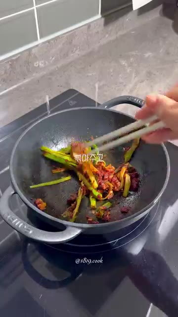 곰탕 500ml와 참치액 2큰술을 넣고 끓인다. — 초간단 얼큰 계란탕