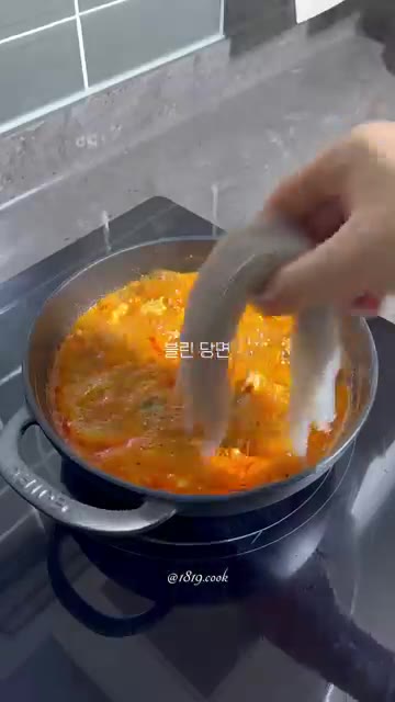 불린 당면을 넣고 끓인다. — 초간단 얼큰 계란탕