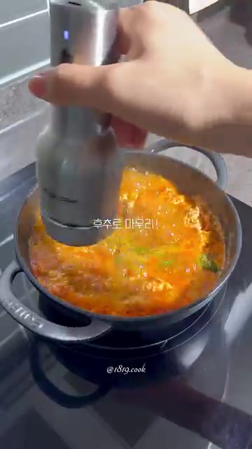 청양고추를 넣고 후추로 마무리한다. — 초간단 얼큰 계란탕