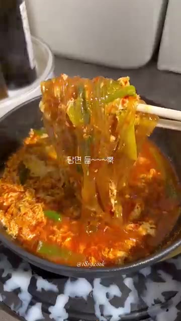 밥 위에 얼큰한 계란탕을 얹어 맛있게 즐긴다. — 초간단 얼큰 계란탕