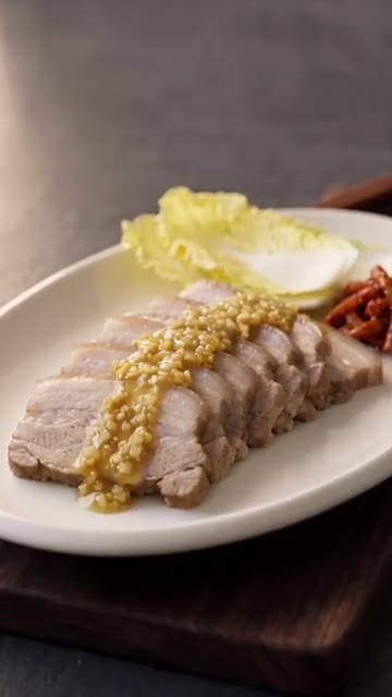 알배기 배추에 수육과 무말랭이를 올려 싸서 맛있게 즐깁니다. — 물 한 방울 없이 미친 육즙! 마늘수육 레시피