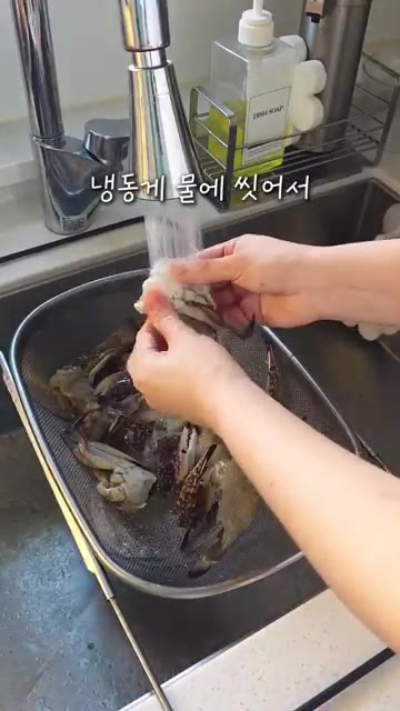물, 식초, 맛술을 섞어 꽃게에 끼얹고 살살 뒤적인 뒤 냉장고에 1… — 인생 양념게장 레시피