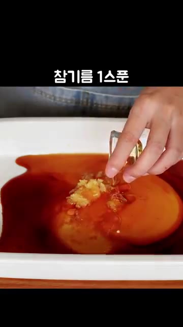 칼집 낸 목살에 양념장을 골고루 묻혀 냉장고에 30분 이상 재워줍니다. — 쫀득하고 맛있는 '목살양념갈비' 레시피