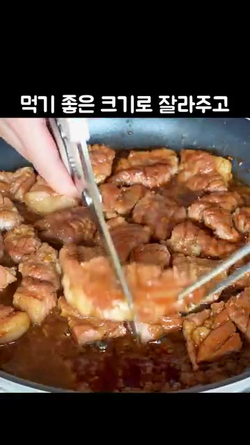 예열된 팬에 재워둔 고기를 올리고 중약불에서 구워줍니다. 고기를 먹… — 쫀득하고 맛있는 '목살양념갈비' 레시피