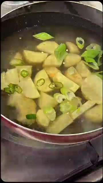 물이 끓으면 감자를 넣고 익힙니다. — 담백하고 감칠맛 나는 감자계란국 만들기