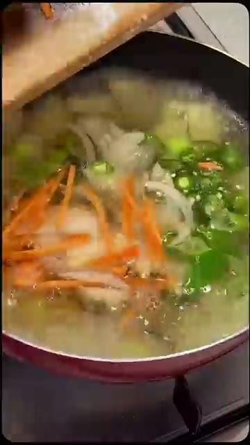 다진 마늘 1큰술을 넣고, 당근, 양파, 청양고추를 넣어 끓입니다. — 담백하고 감칠맛 나는 감자계란국 만들기
