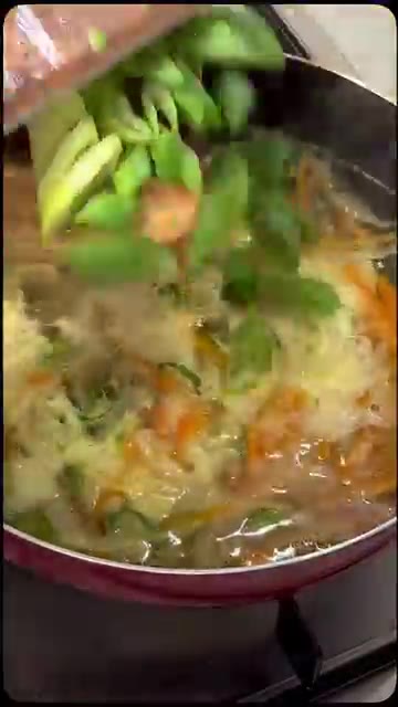 계란을 풀어 넣고 대파를 넣어 한소끔 더 끓입니다. — 담백하고 감칠맛 나는 감자계란국 만들기