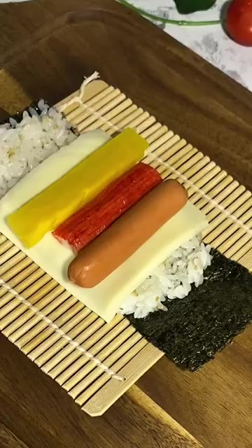 김발 위에 김을 올리고 밥을 얇게 편다. 밥 위에 슬라이스 치즈,… — 치즈 꼬마김밥 만들기
