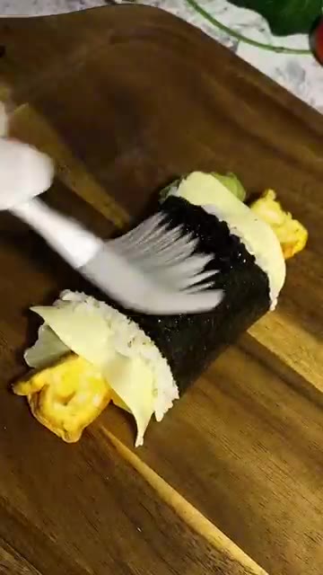 김발을 이용해 재료를 단단하게 말아준다. 김 끝부분에 밥알을 으깨… — 치즈 꼬마김밥 만들기