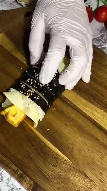 말아놓은 김밥 위에 참깨를 뿌려 장식한다. 김밥을 먹기 좋은 크기로… — 치즈 꼬마김밥 만들기